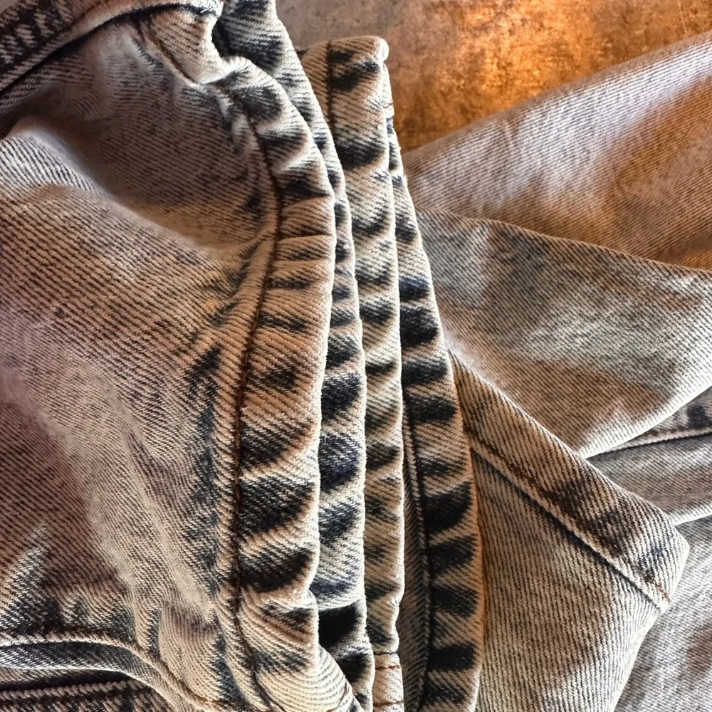 Revice size 25 crossover/asymmetrical waist denim jeans.‎ Button fly, acid wash. - Picture 14 of 14